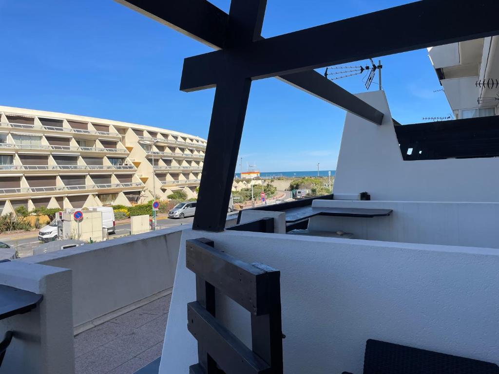 einen Balkon mit Blick auf ein Gebäude in der Unterkunft Golden Paradise 007 Port Nat in Cap d'Agde