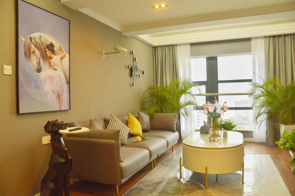 sala de estar con sofá y mesa en 悠闲的时光, en Changsha