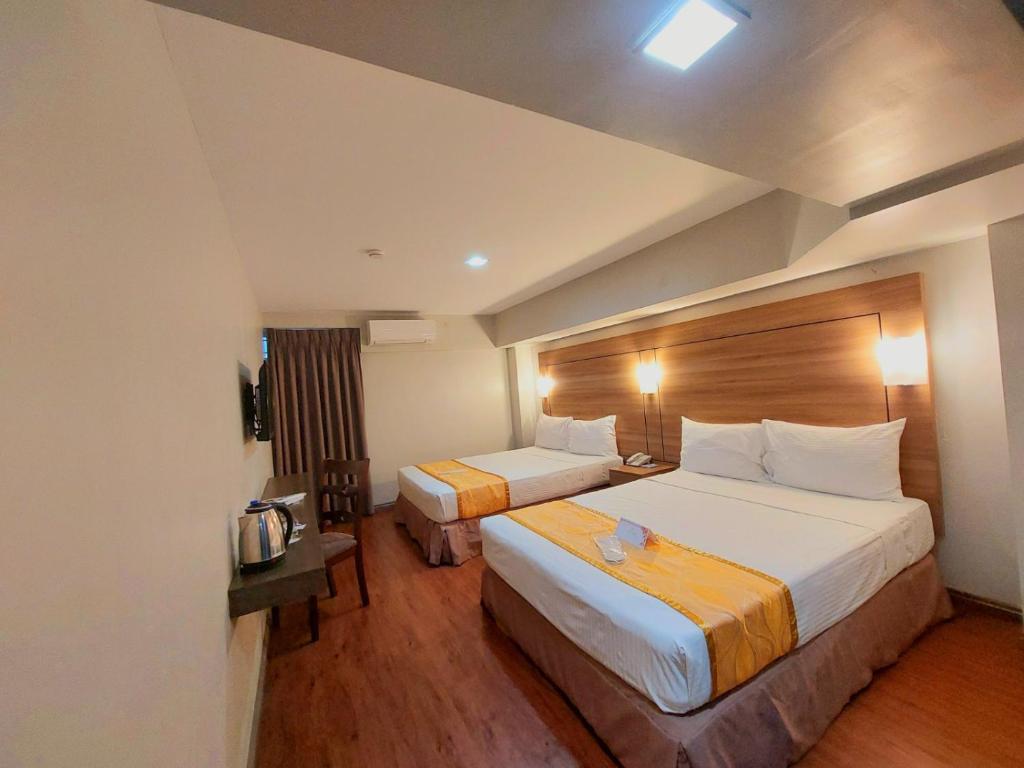 Postel nebo postele na pokoji v ubytování Tagaytay Hotel SixB