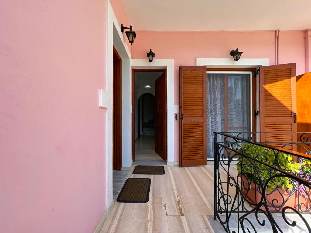 un couloir d'une maison avec un mur rose dans l'établissement Anemone, à Pelekas