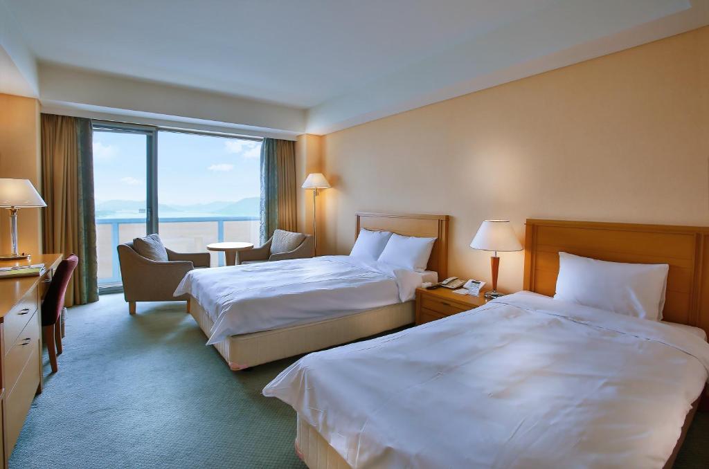 Postel nebo postele na pokoji v ubytování Hotel Hyundai by Lahan Mokpo