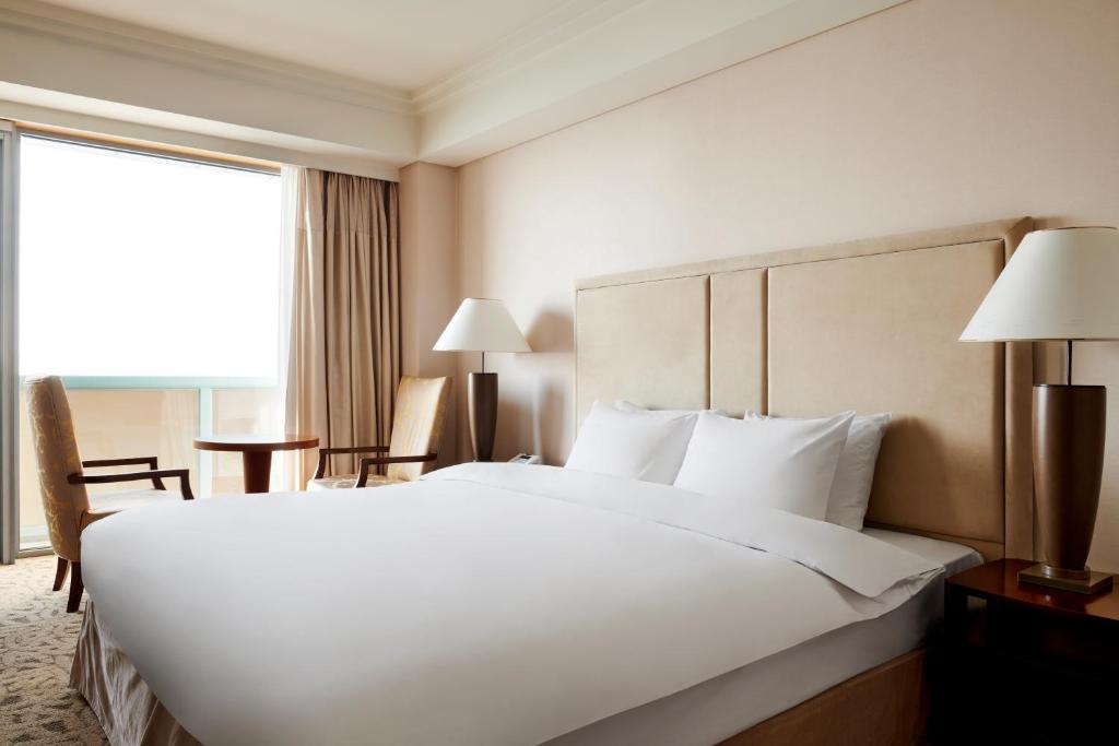 Postel nebo postele na pokoji v ubytování Hotel Hyundai by Lahan Mokpo