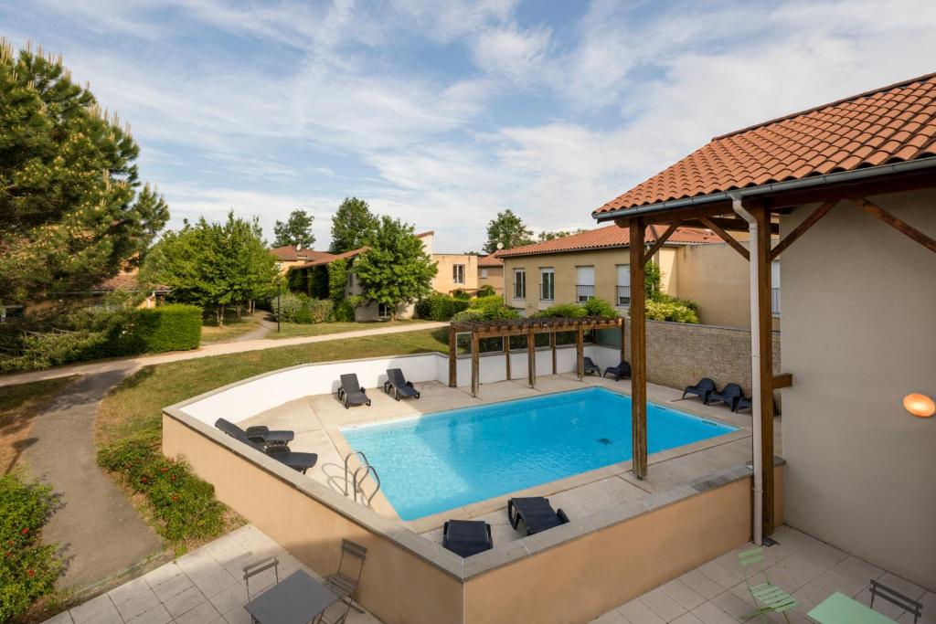 - une vue sur la piscine dans une maison dans l'établissement Garden & City Lyon - Marcy, à Marcy-lʼÉtoile