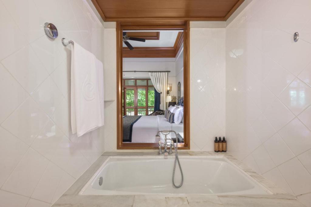 Koupelna v ubytování Centara Grand Beach Resort & Villas Hua Hin