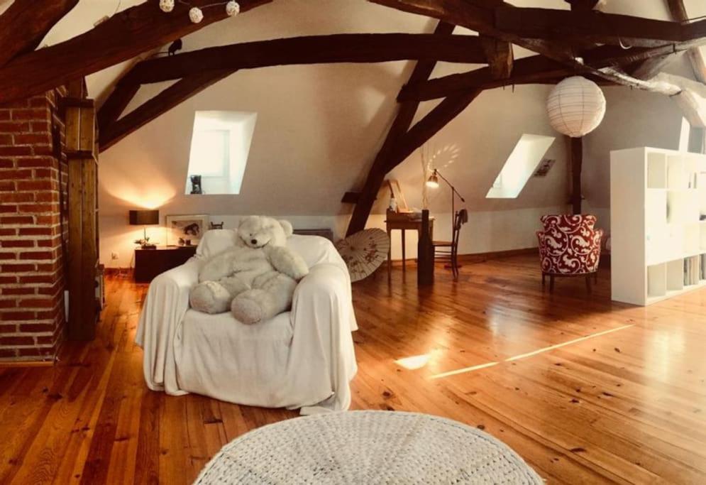 ein großer weißer Teddybär auf einem Bett in einem Zimmer in der Unterkunft Superbe maison de caractère, de 1 à 9 couchages in Sainte-Maure-de-Touraine