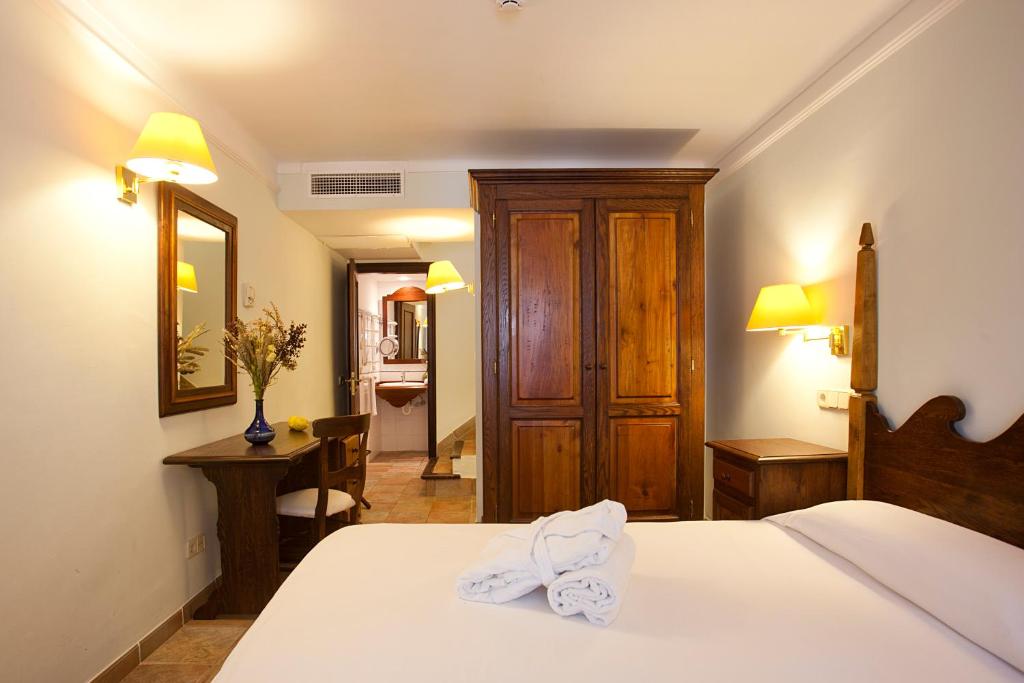 Postel nebo postele na pokoji v ubytování Hotel Cala Sant Vicenç - Adults Only
