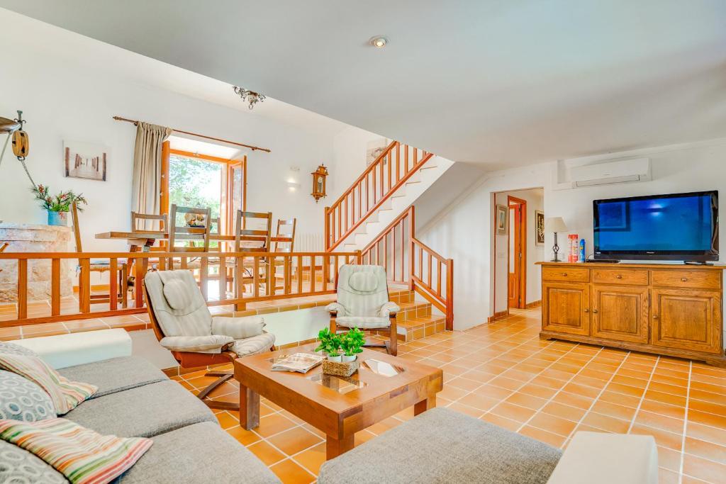 Televízia a/alebo spoločenská miestnosť v ubytovaní Finca LA CASETA Pollensa by Mallorca Villa Selection