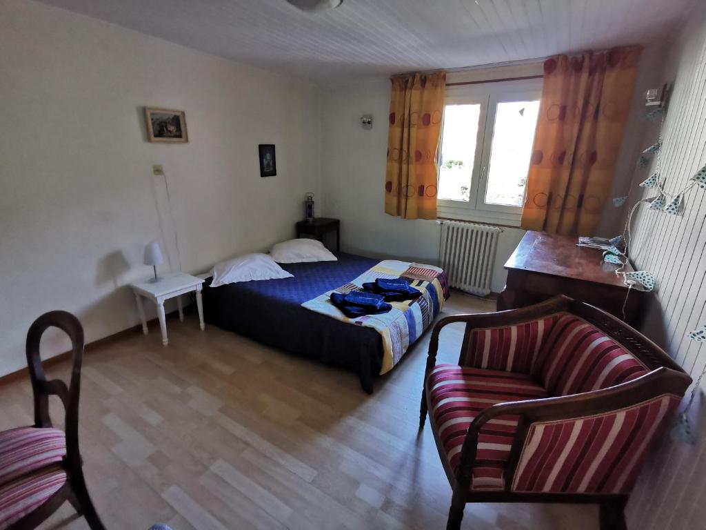 ein Schlafzimmer mit einem Bett, einem Sofa und einem Stuhl in der Unterkunft Le clos in Lugrin