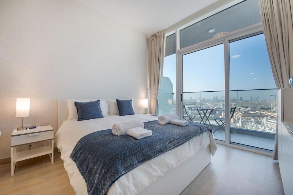 Postel nebo postele na pokoji v ubytování Spectacular Views of Dubai Skyline