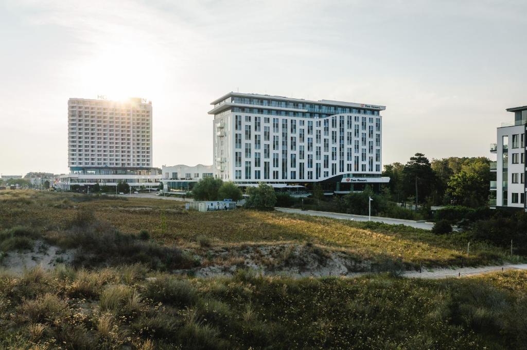 einen Blick auf zwei hohe Gebäude in einer Stadt in der Unterkunft aja Warnemünde in Warnemünde