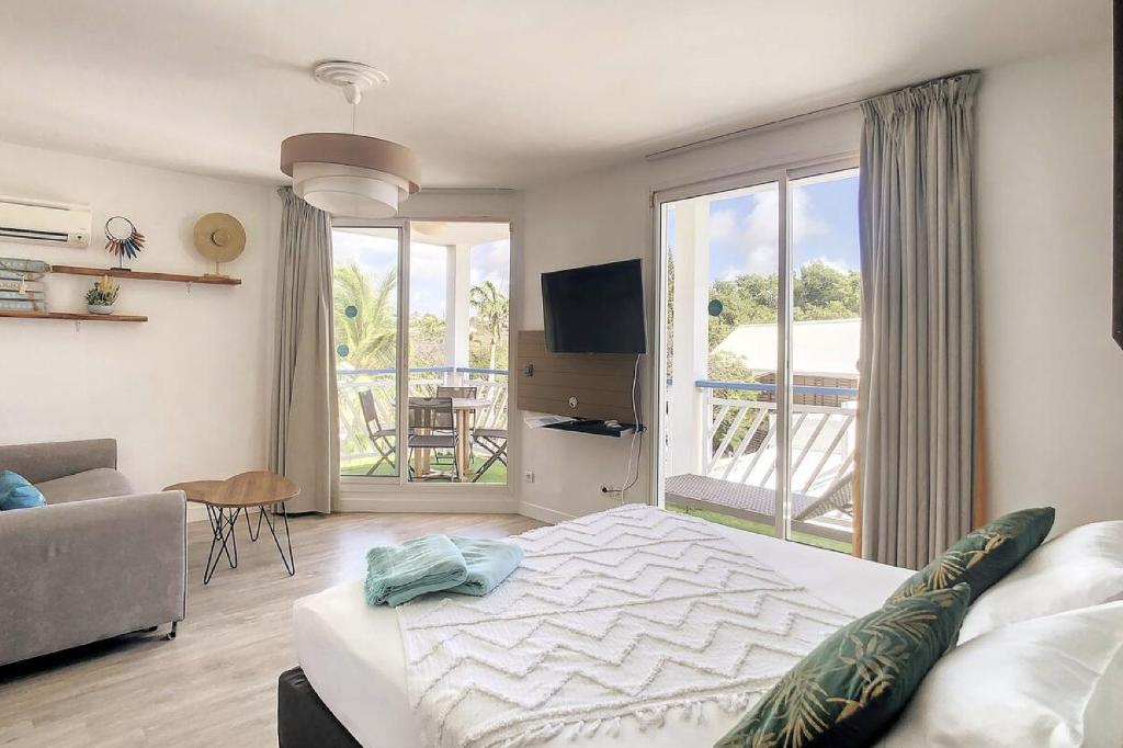 una camera con letto e un soggiorno di Archipel - Cocon d'une architecte en Guadeloupe a Saint-François
