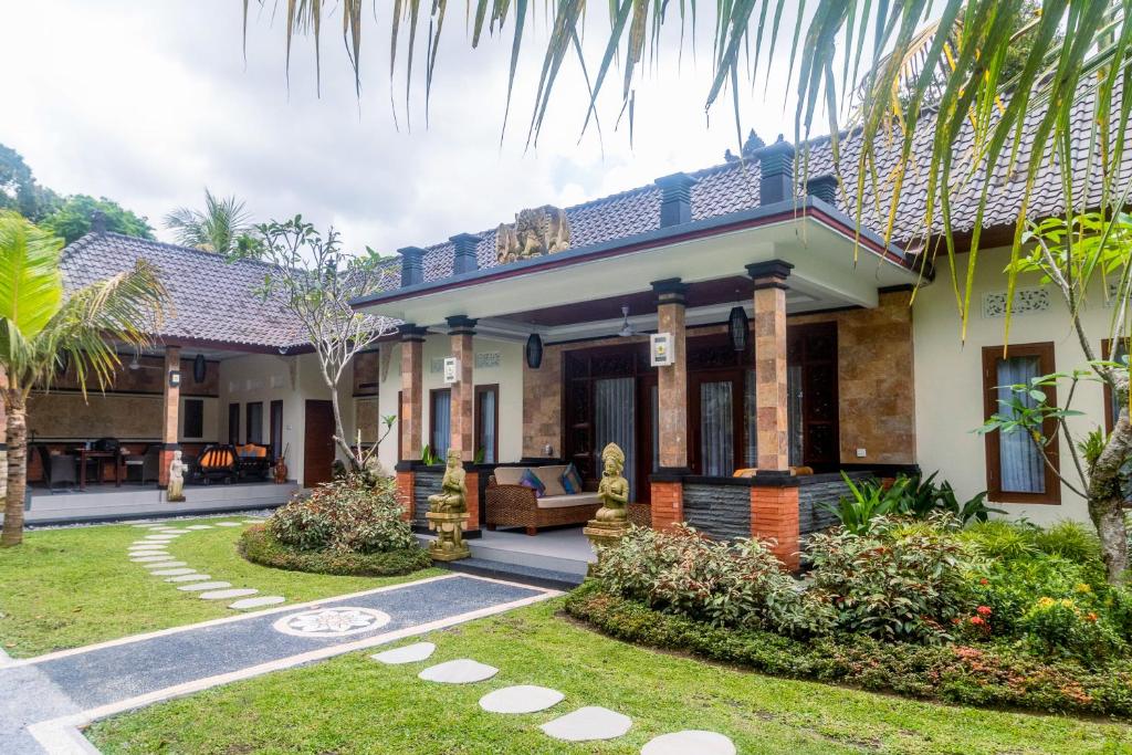 uma casa com um jardim em frente em Asli Bali Villas em Bangli