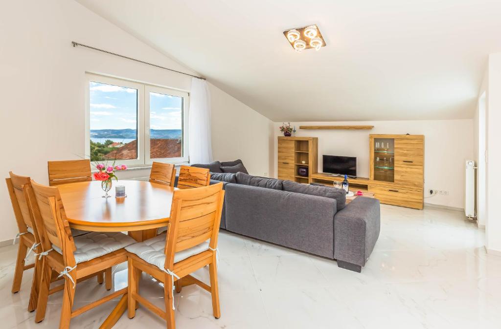 een woonkamer met een tafel en een bank bij Paramount Apartments in Dugi Rat