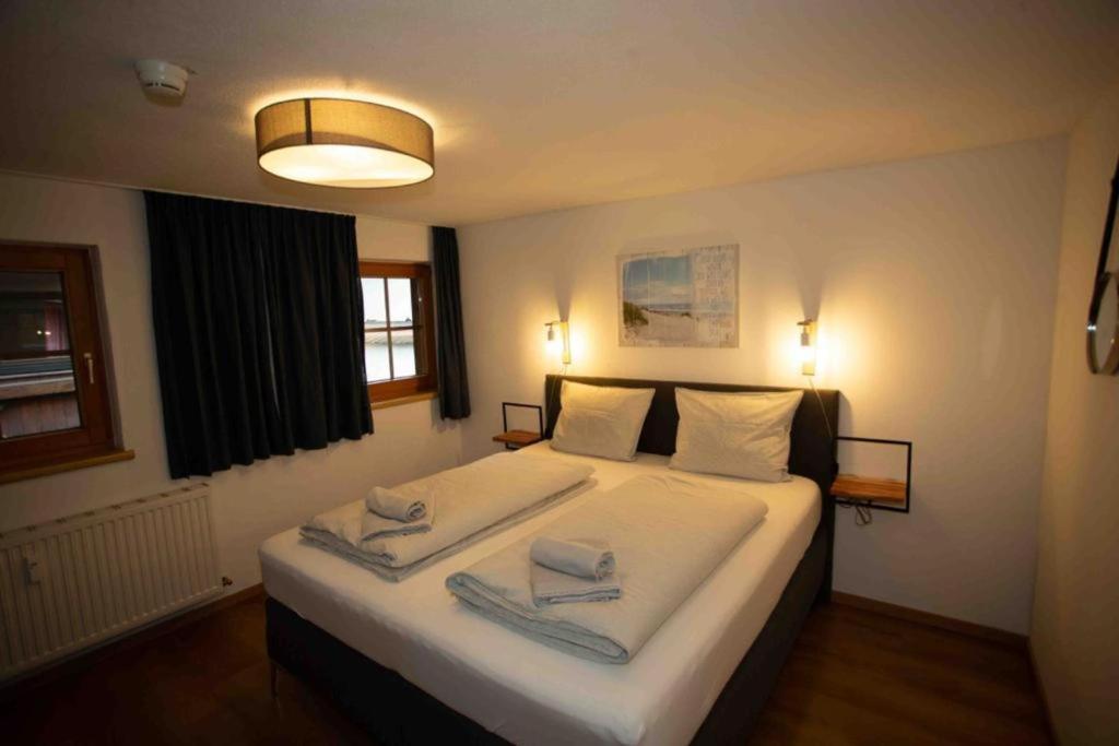 1 dormitorio con 1 cama grande y 2 toallas. en Appartment Gamper Top 7 en Flirsch