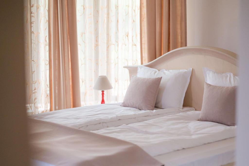 Postel nebo postele na pokoji v ubytování KATERINA guest house