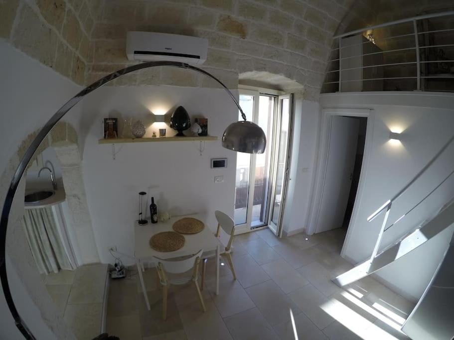 jadalnia ze stołem, krzesłami i lustrem w obiekcie La dolce casa - Puglia last minute w mieście Carovigno