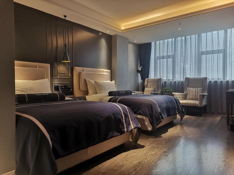um quarto de hotel com duas camas e uma janela em LanOu Hotel Liangshan Leibo Leishui Lake em Leibo
