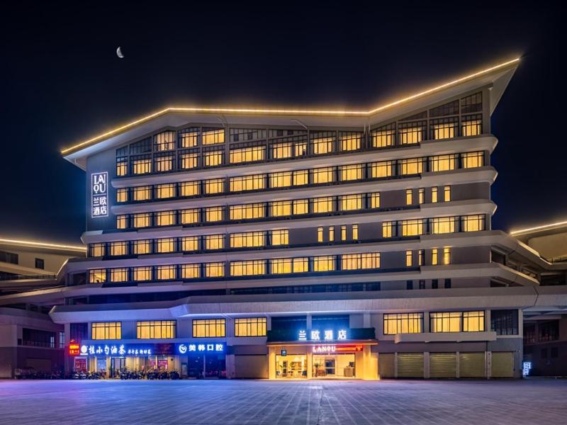 un gran edificio con ventanas iluminadas por la noche en LanOu Hotel Guilin Wanfu Plaza, en Guilin