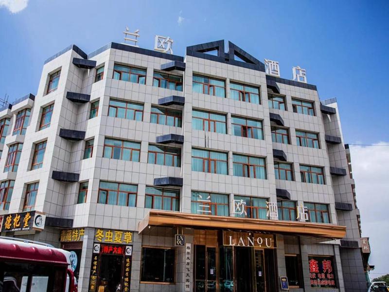 un gran edificio blanco con muchas ventanas en LanOu Hotel Golmud Middle Bayi Road en Golmud