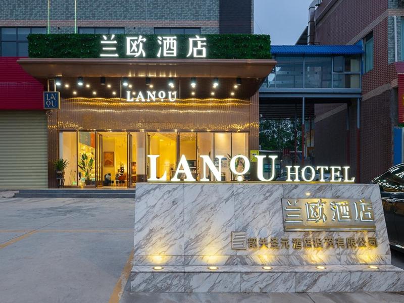 una tienda con un cartel delante de un edificio en LanOu Hotel Shaoguan University, en Shaoguan