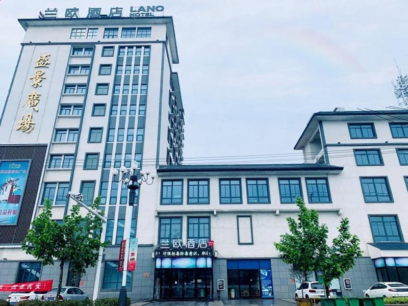 un gran edificio blanco con un cartel encima en LanOu Hotel Lianyungang Donghai Anfeng Town en Donghai