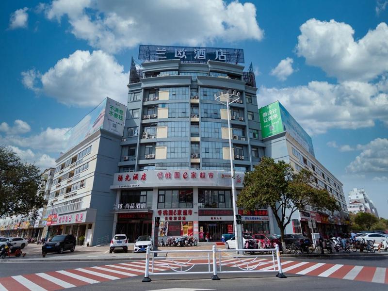 duży budynek z samochodami zaparkowanymi przed nim w obiekcie LanOu Hotel Huai'an Jinhu Suning Plaza West Health Road w mieście Jinhu