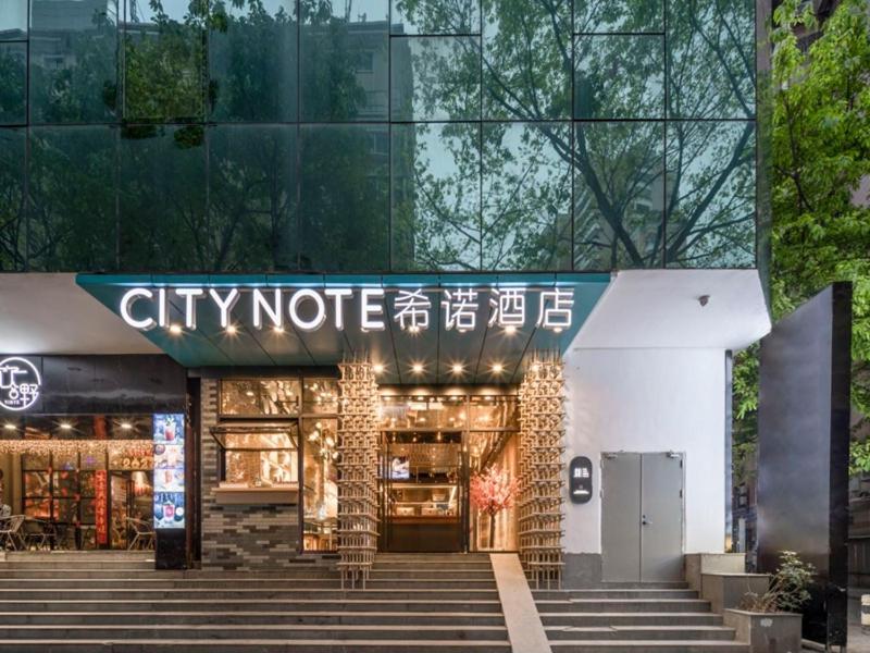 uma loja de notas da cidade com escadas em frente a um edifício em CityNote Hotel Guangzhou Beijing Road Provincial People's Hospital em Guangzhou