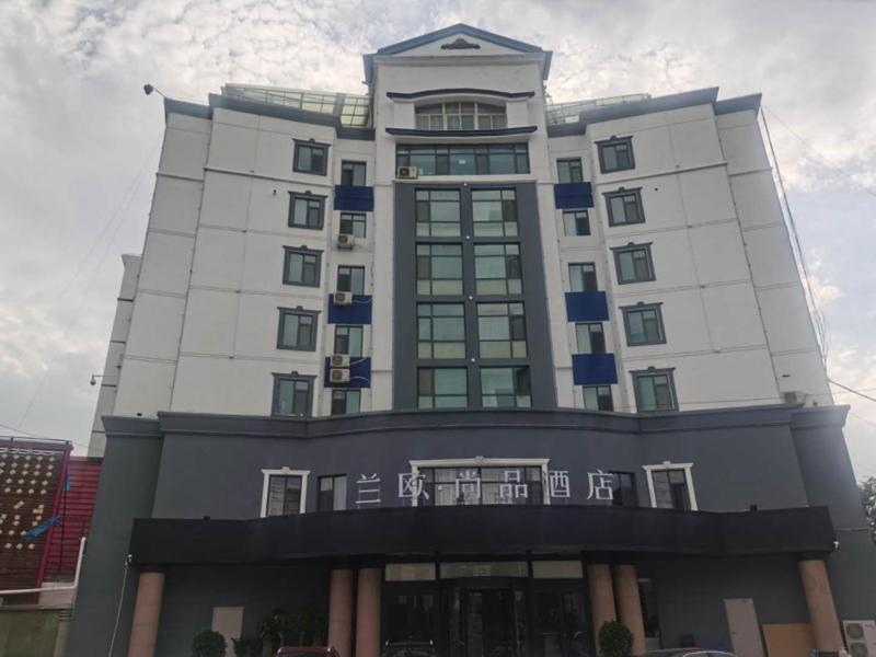een groot wit gebouw met veel ramen bij LanOu Hotel Tianshui Bus Terminal Station in Tianshui
