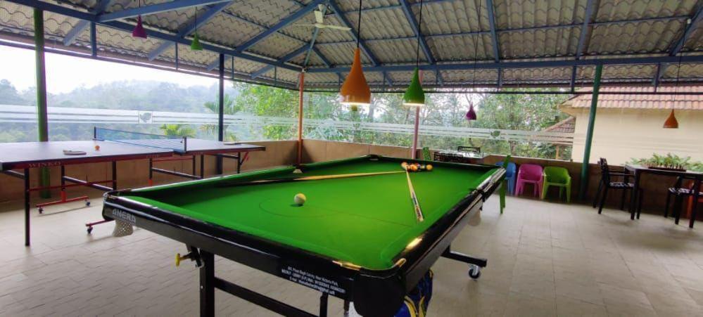 Biliár nebo kulečník v ubytování Indeevara Luxury Resort and Spa, Wayanad