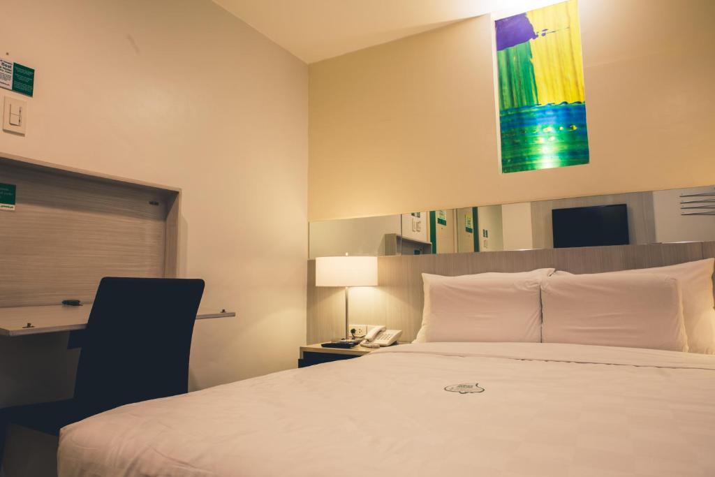 Postel nebo postele na pokoji v ubytování Go Hotels Ortigas Center