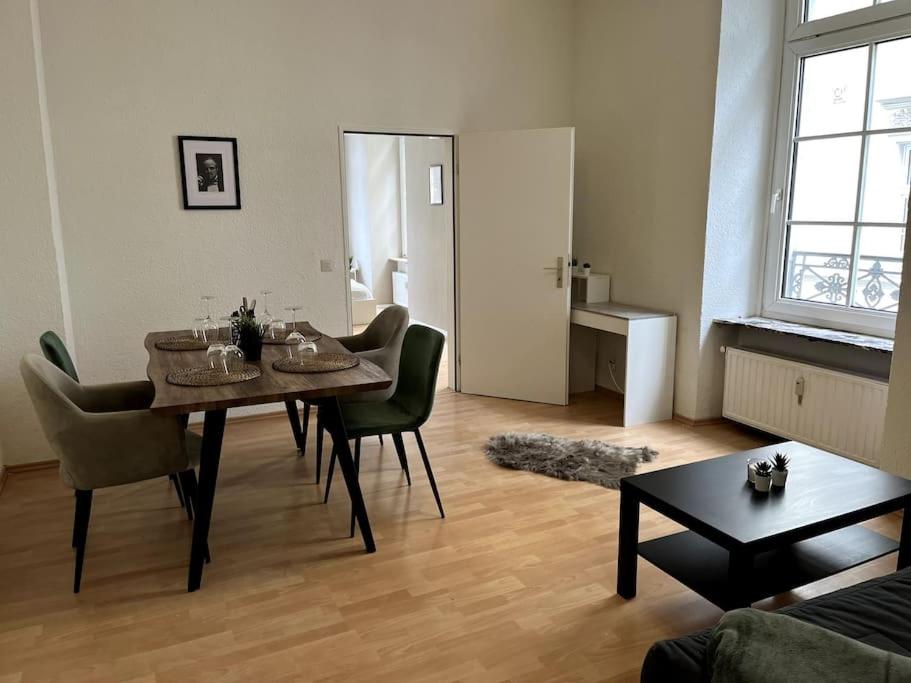 uma sala de estar com uma mesa de jantar e cadeiras em Altstadtflair em Koblenz