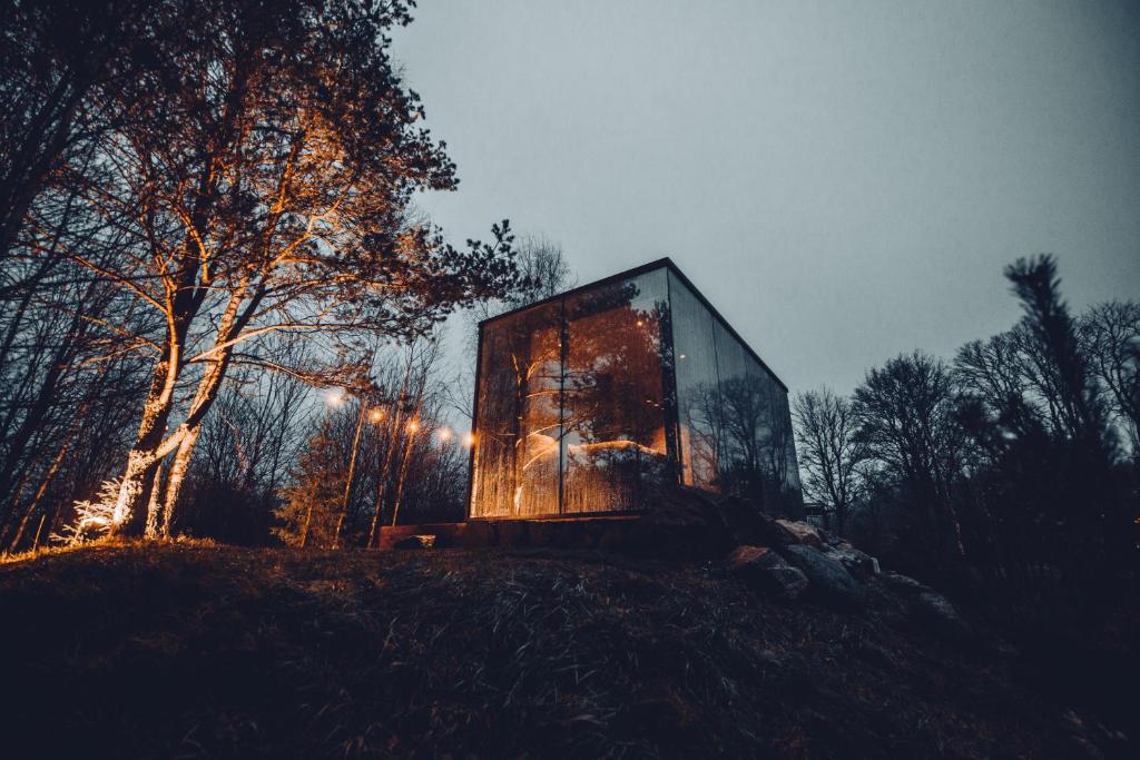 オテパーにあるÖÖD Hötels Metsajärveの高台に座るガラス張りの家
