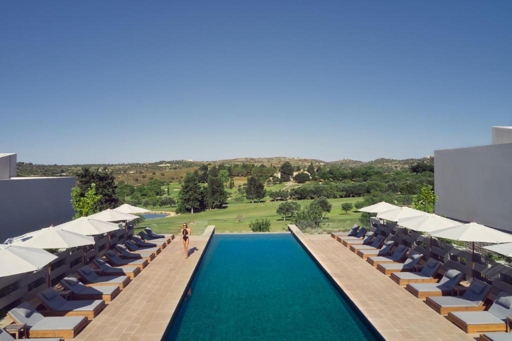 Bazén v ubytování Minthis Resort nebo v jeho okolí