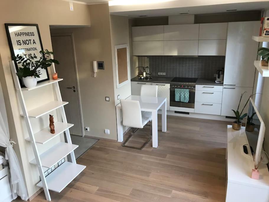 Köök või kööginurk majutusasutuses Smart Studio Apartment with Free Parking