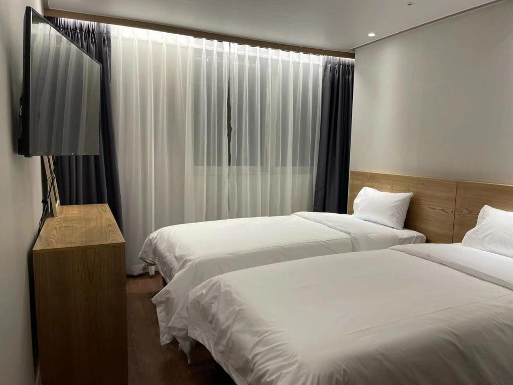 Habitación de hotel con 2 camas y ventana en The garden hotel en Seúl