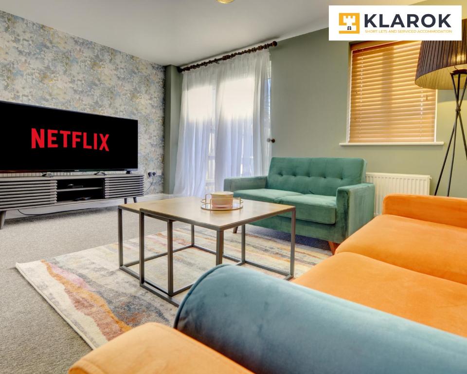 LARGE 4 Bedroom Semi-Detached House Sleeps 7 By Klarok Short Lets & Serviced Accommodation - Four-Bedroom House