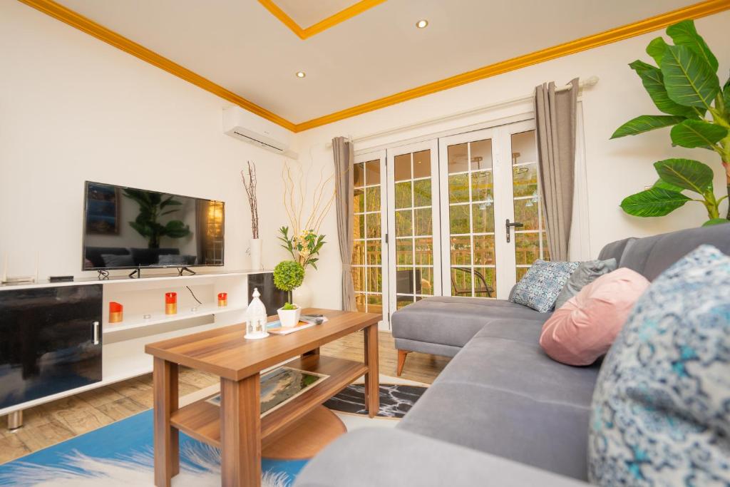 TV a/nebo společenská místnost v ubytování Paradise Breeze Apartment