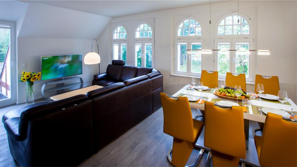 ein Wohnzimmer mit einem Sofa und einem Tisch in der Unterkunft Parkresidenz Lychen, Ferienwohnung 10 in Lychen