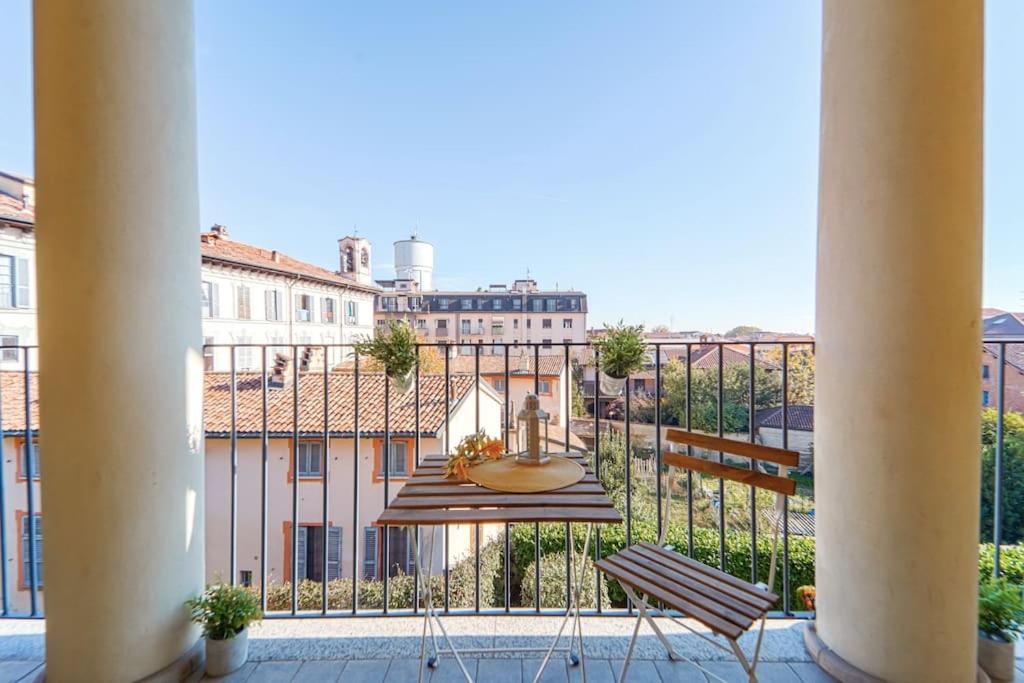balcón con 2 sillas y vistas a un edificio en Incantevole appartamento a Gaggiano sul Naviglio!, en Gaggiano