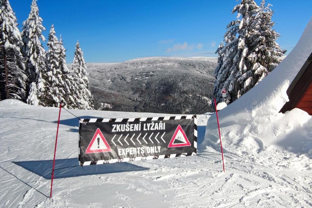 ENJOYHARRACHOV - Atraktivní slunný klimatizovaný apartmán 14 v centru Harrachova se saunou, parkováním, Wifi-WLAN, SAT, herní konzolí, PC s win 10, Netflix zdarma a možností dobíjení auta s jedinečným výhledem na Čertovu horu se skokanskými můstky v zimě