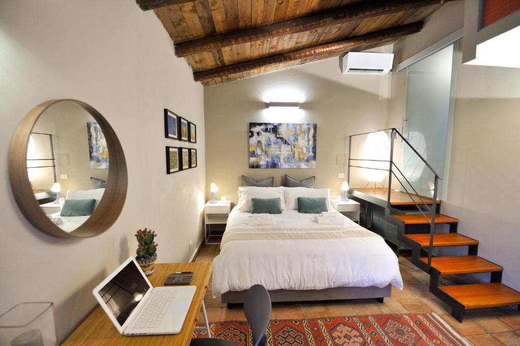1 dormitorio con 1 cama y escritorio con ordenador portátil en La zagara e l'arancio en Caltanissetta