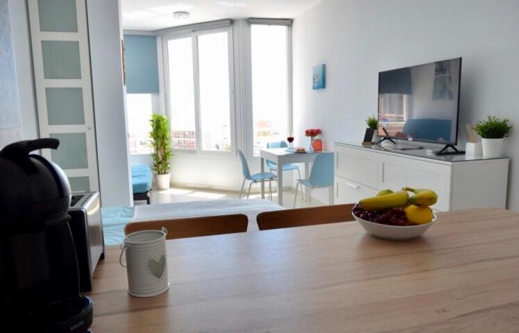 Kuchyň nebo kuchyňský kout v ubytování Bright studio apt. with sea view and pool