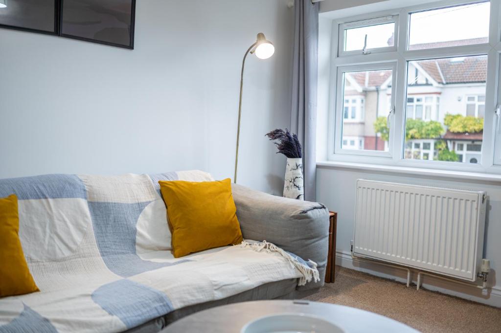 a living room with a couch and a window at Bristol Short Stays Redland Free Parking! in Bristol