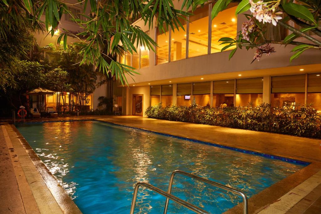 清奈的住宿－欽奈OMR麗亭酒店，一座建筑物中央的游泳池