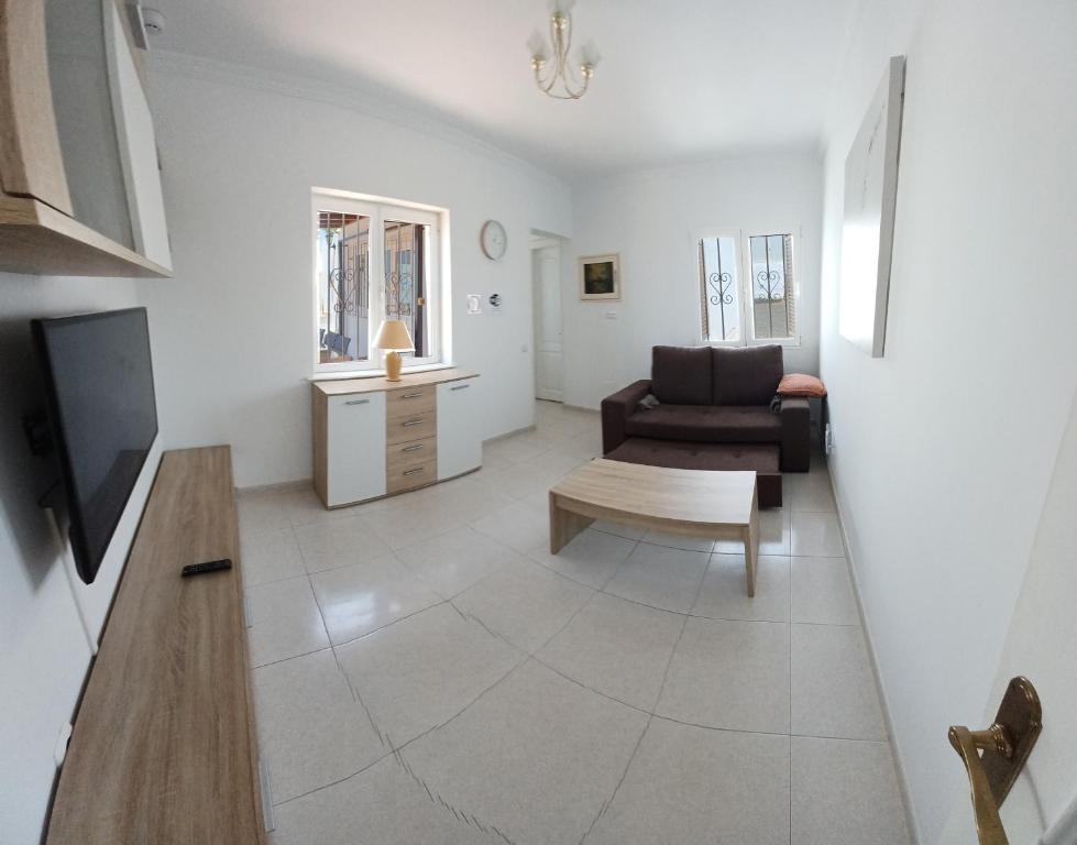 TV a/nebo společenská místnost v ubytování Villa Vista Mar II, 280 qm, heated Pool, HotTube, Gaming Room, fast Internet, Meerblick