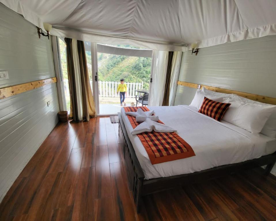 Nature Waterfall Resort, Bir