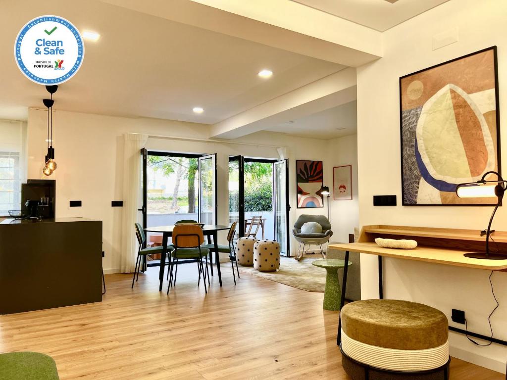 una sala de estar con una mesa y sillas en Classy & Modern apartment Cascais, en Cascais