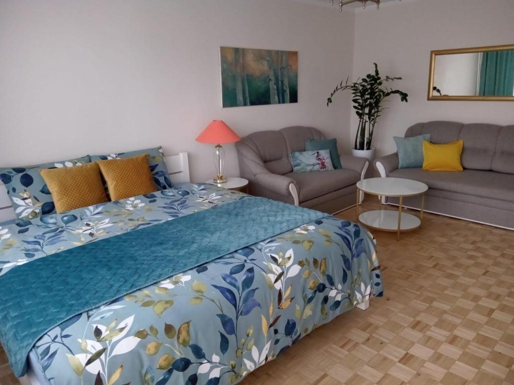 sypialnia z łóżkiem i kanapą w obiekcie Apartament Bonito w Radomiu