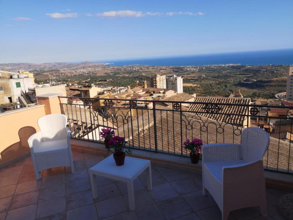 uma varanda com cadeiras e vista para o oceano em La Perla della Cattedrale luxury home em Agrigento