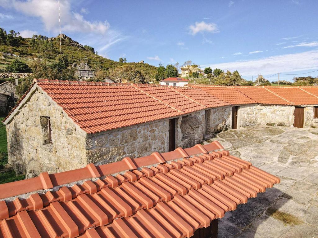 un groupe de bâtiments aux toits de tuiles rouges dans l'établissement O Refúgio da Serra do Caramulo, à Caramulo